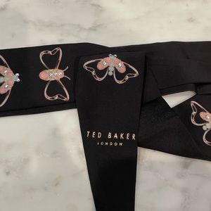 The cutest twilly bejeweled w rhinestones! Stay posh!